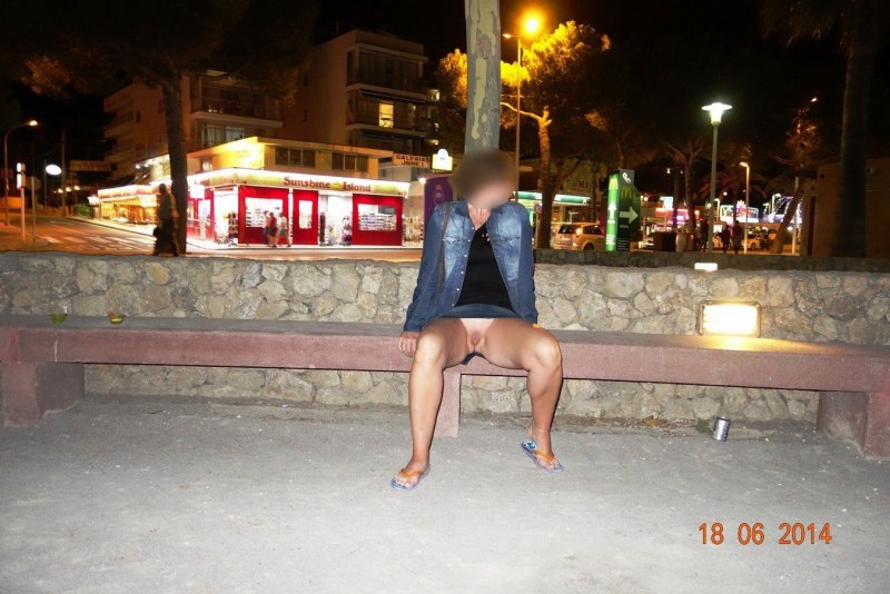 Загорает раздвинув ноги