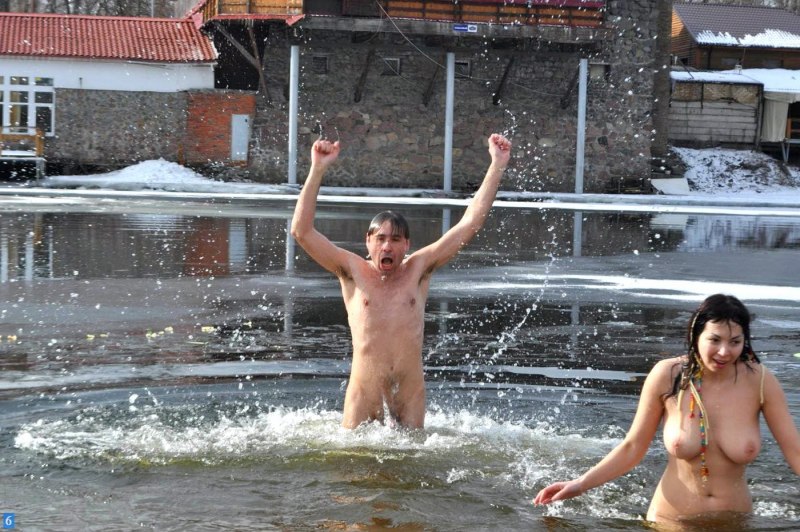 Голые женщины купаются в проруби