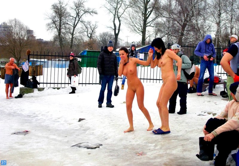 Голые в проруби на крещение