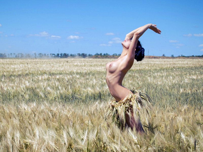 Голая фотосессия в поле частное