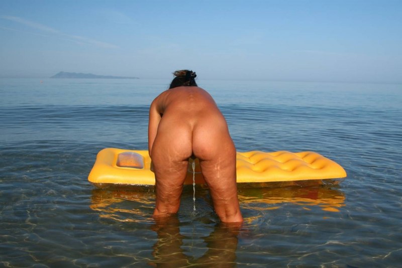 Жена на отдыхе показывает киску