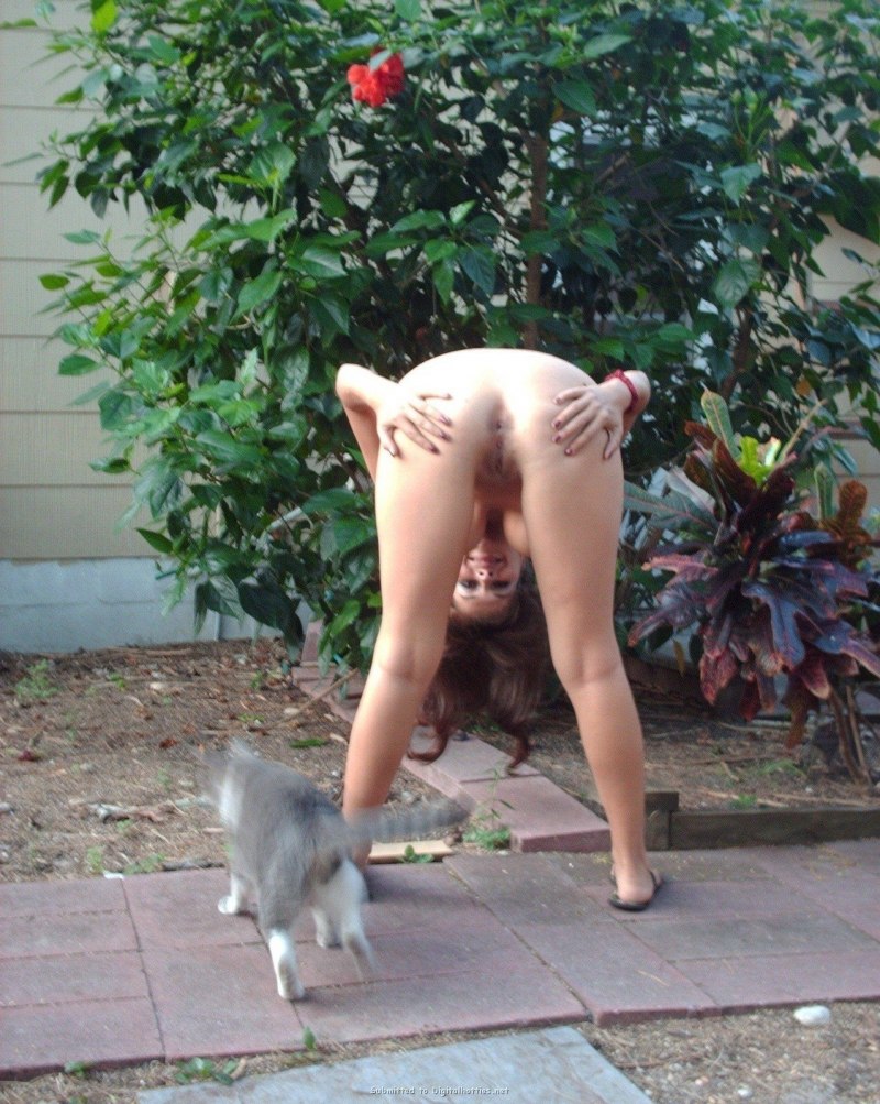 Девчонка раздевается в огороде