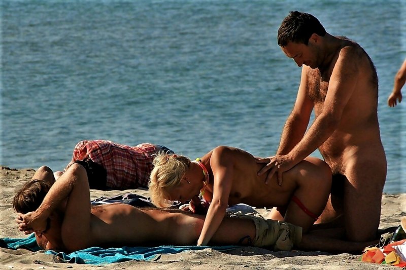 Эротические моменты на пляже