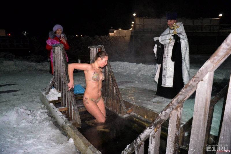 Купание в купели голышом