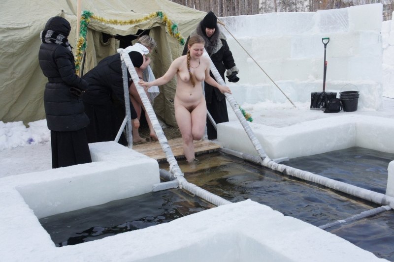 Зимнее купание в проруби голышом