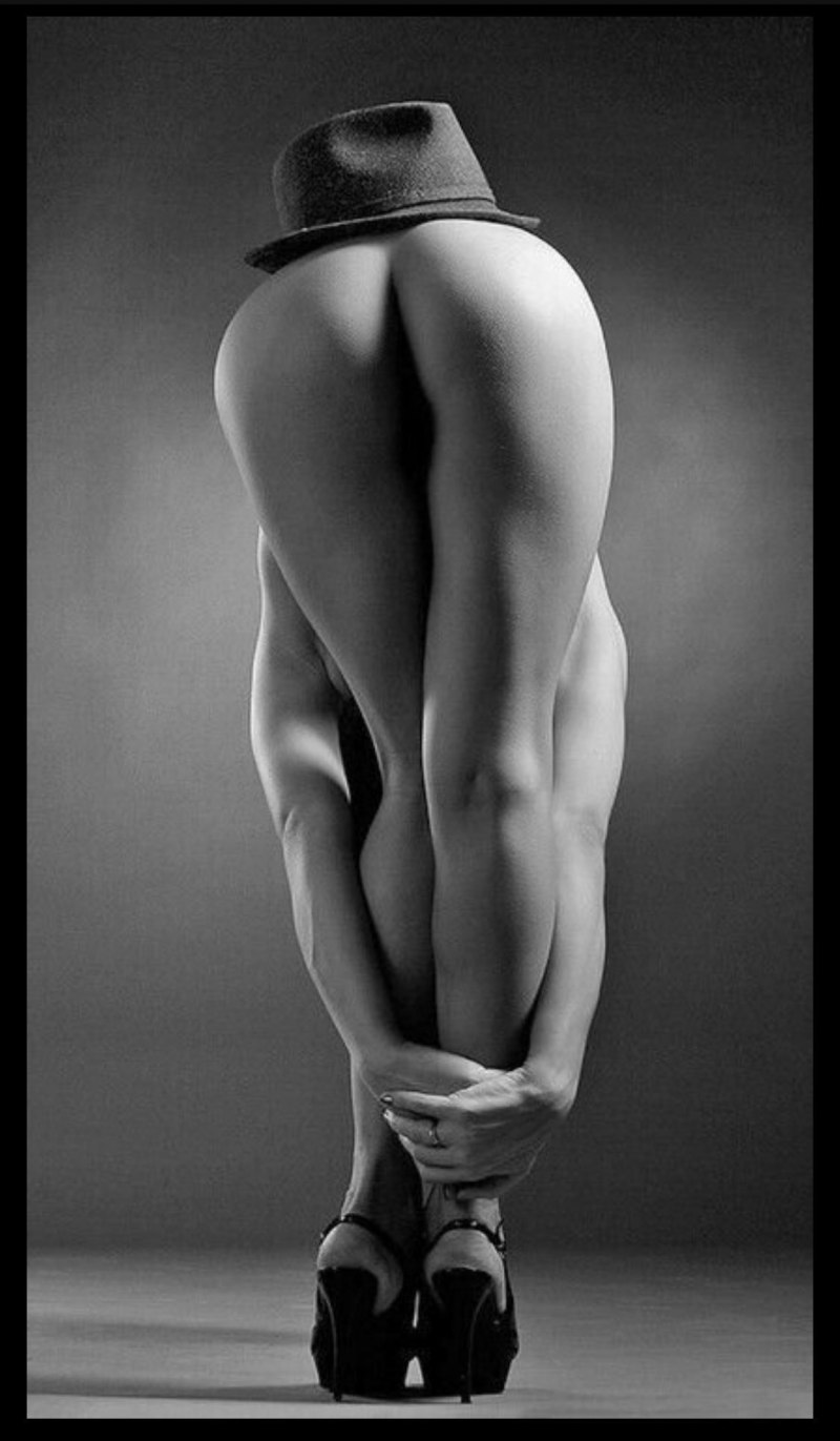 Красивое черно белое ню