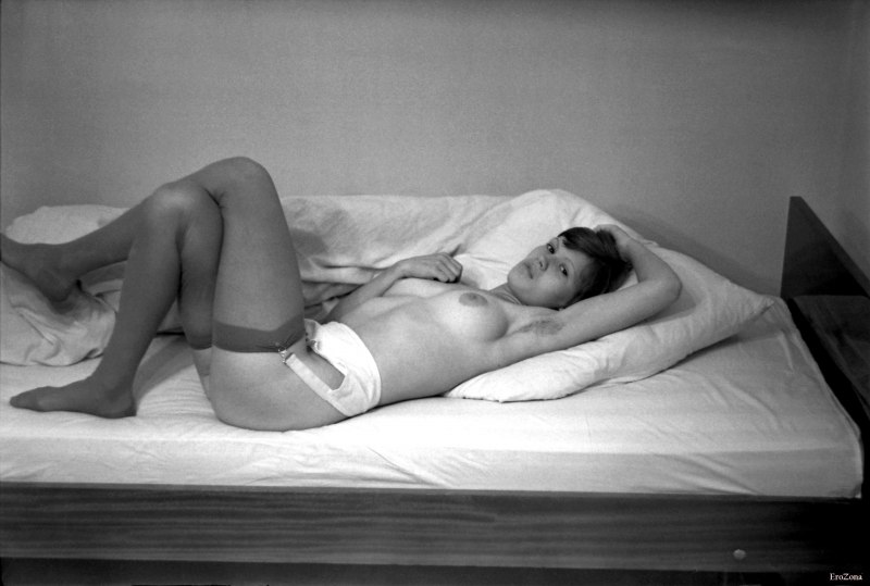 Голые девки в чулках ретро