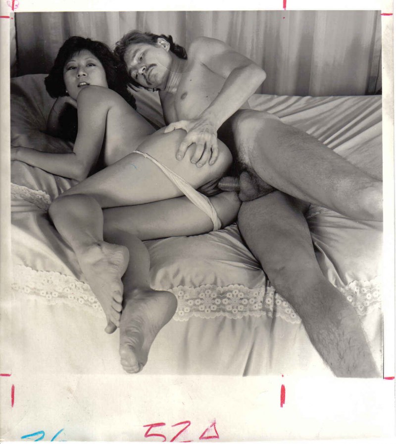 На кровати голая СССР