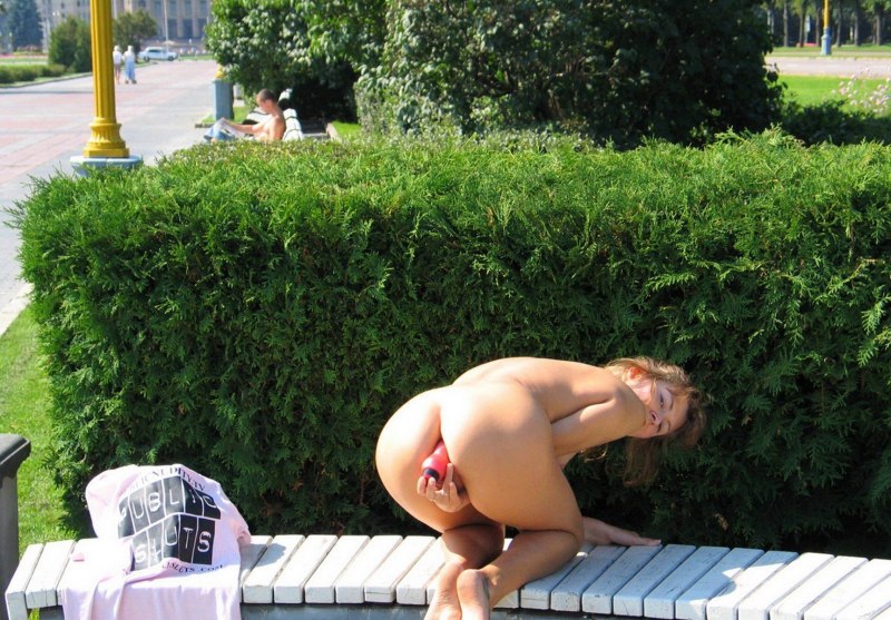 Мастурбация в публичном месте