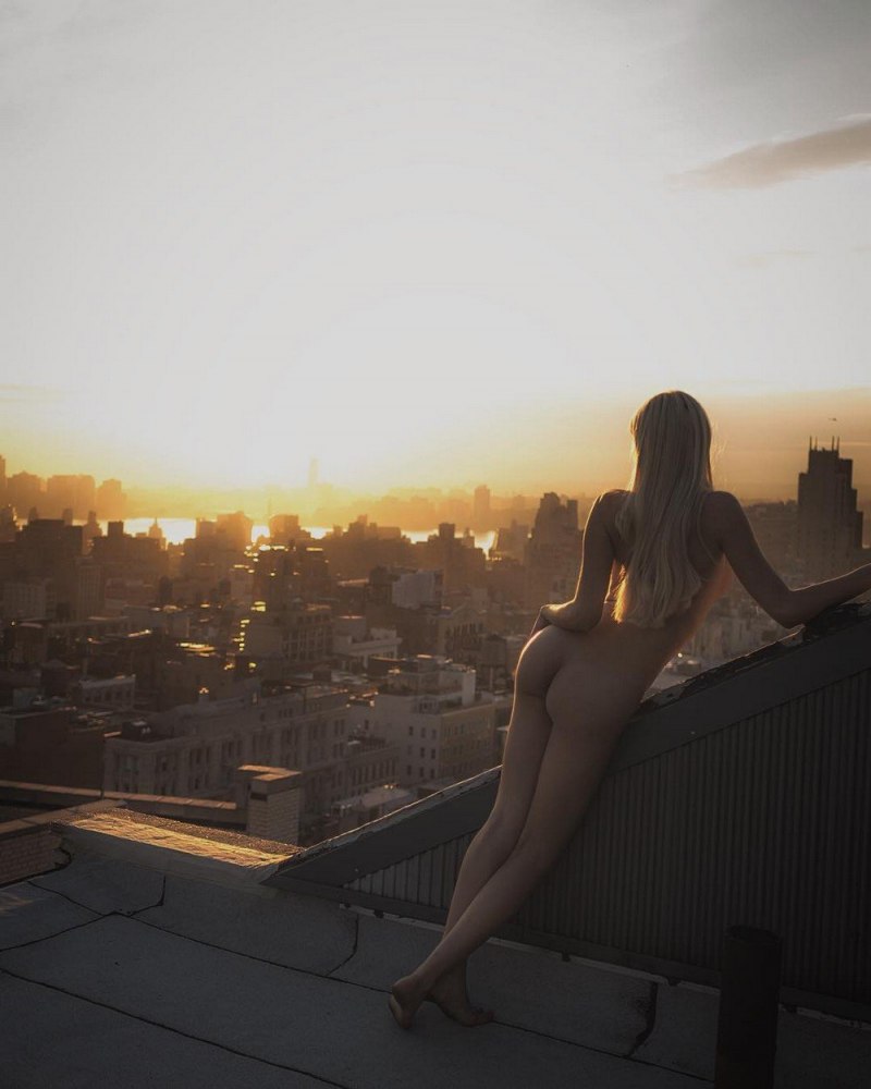 Девушки голышом на крыше