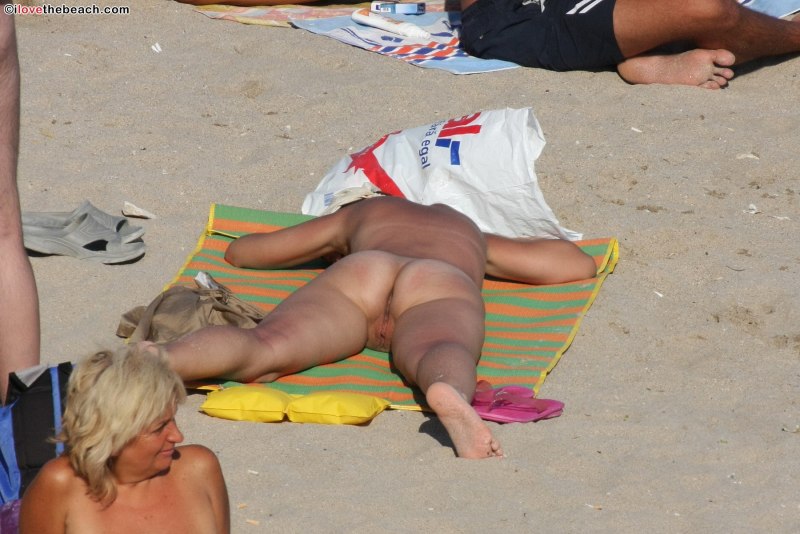 Подглядываем за женщинами на пляже