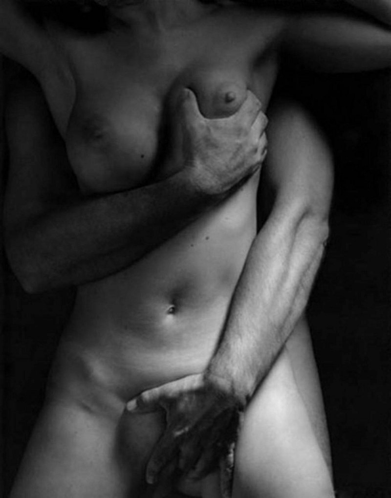 Голый мужчина обнимает голую женщину