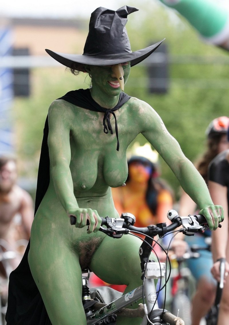 Голые извращенцы на улице