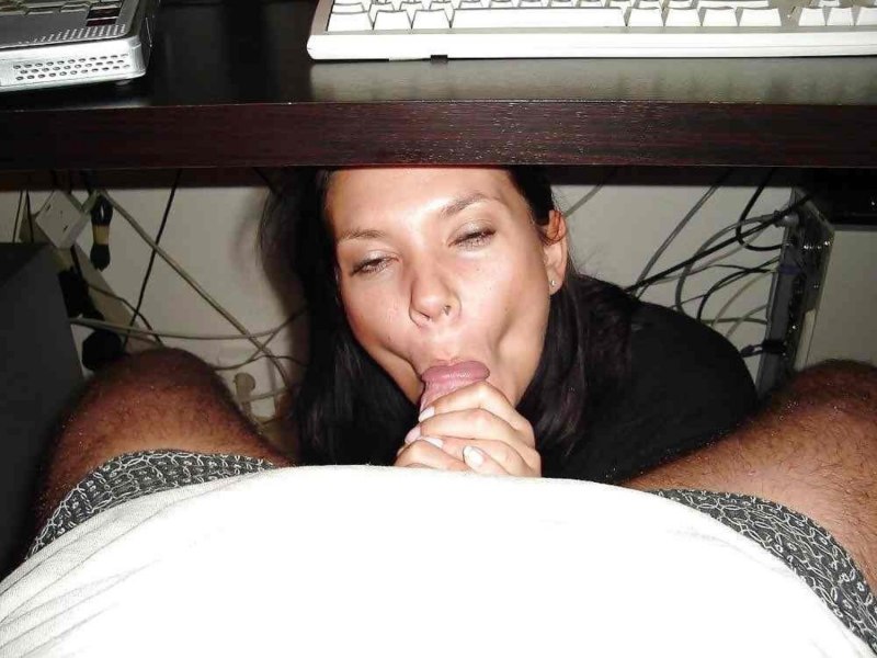 Девушка отсасывает под столом