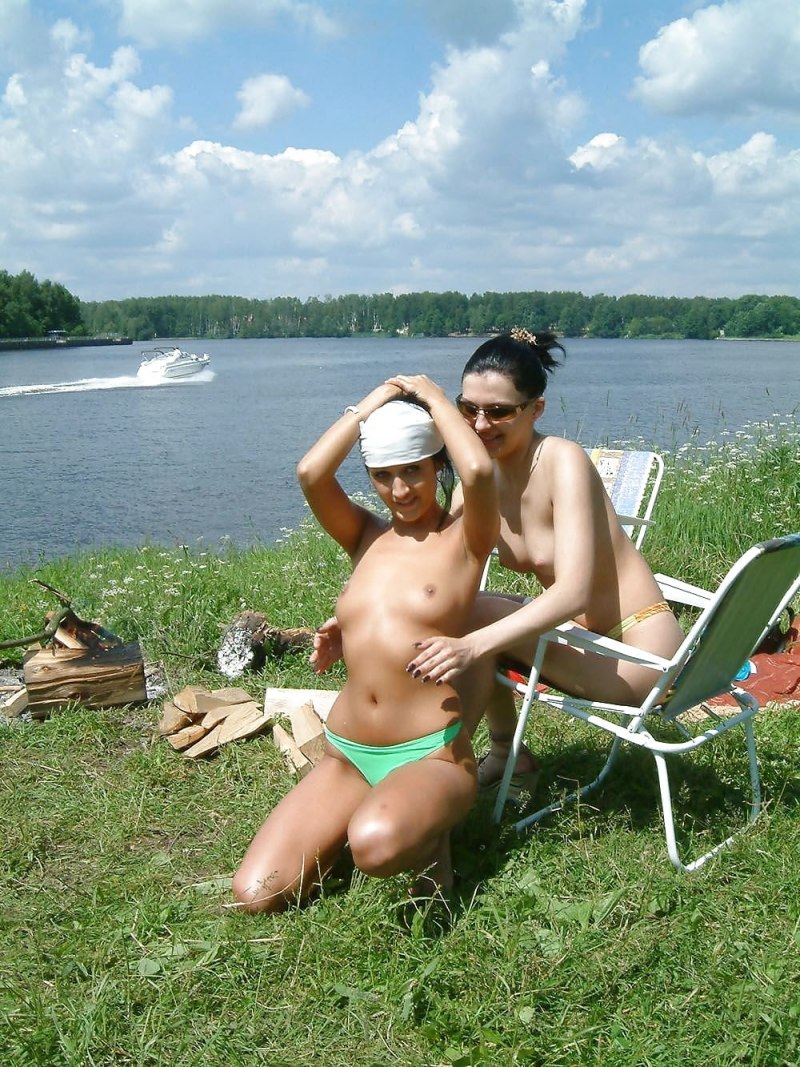 Голая алкашка на речке