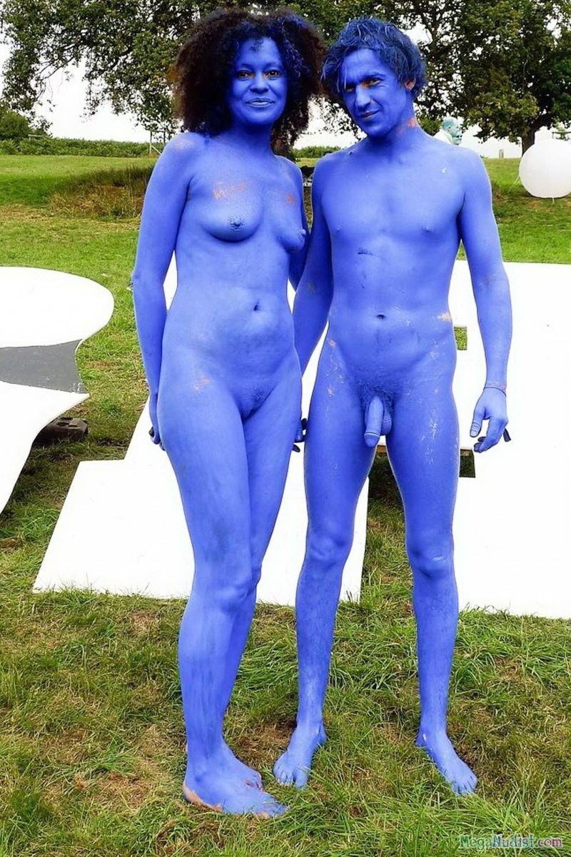 Боди арт на нудистком пляже