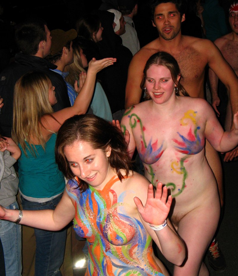 Толпа голых сисястых баб