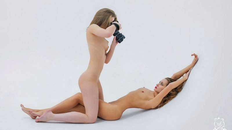 Позирует голая перед фотографом