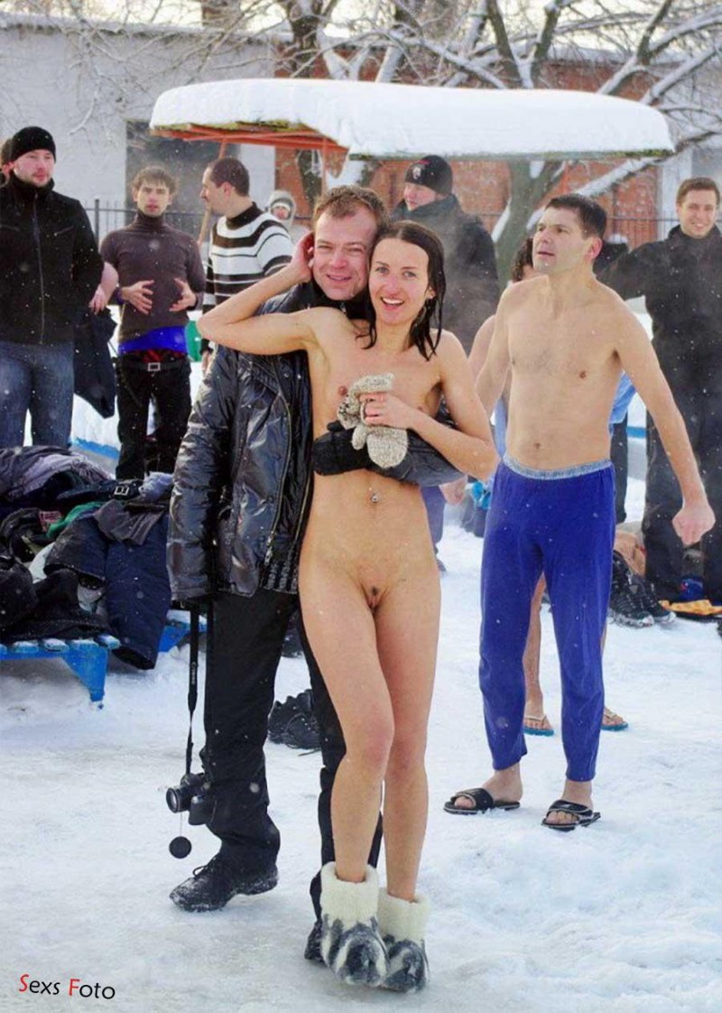 Голые женщины купаются в проруби