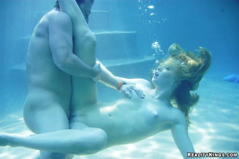 Голые мужчина и женщина в воде