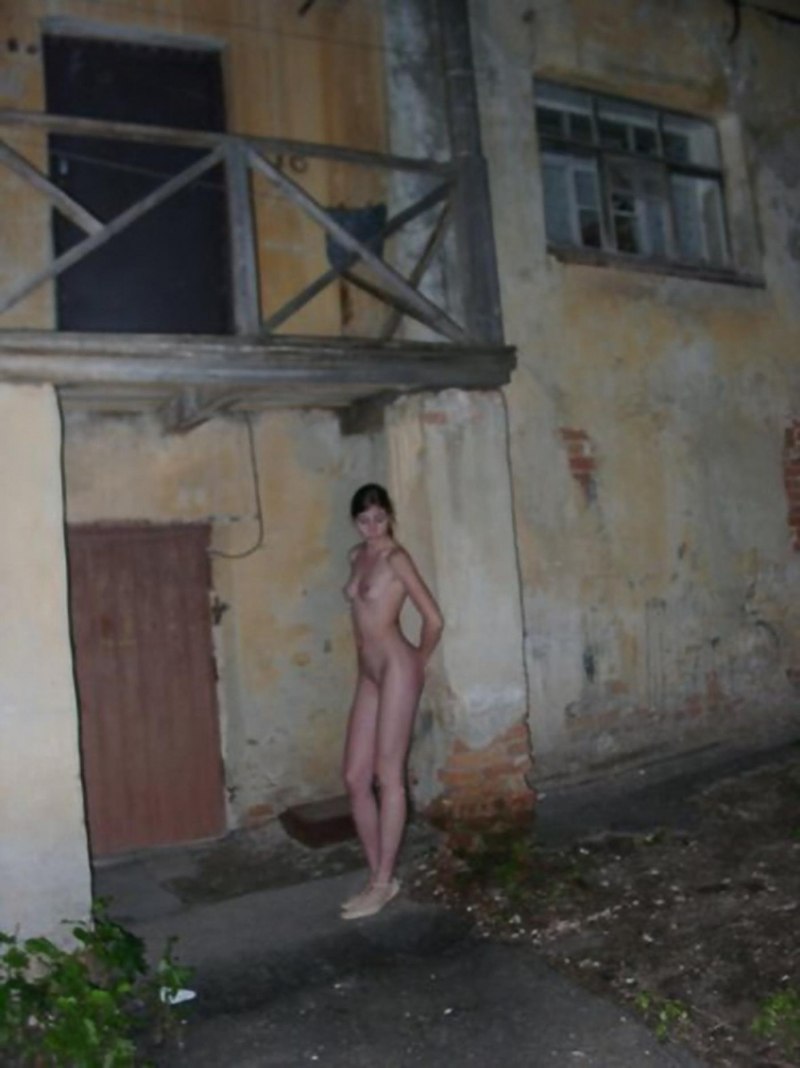 Голая красотка в подъезде