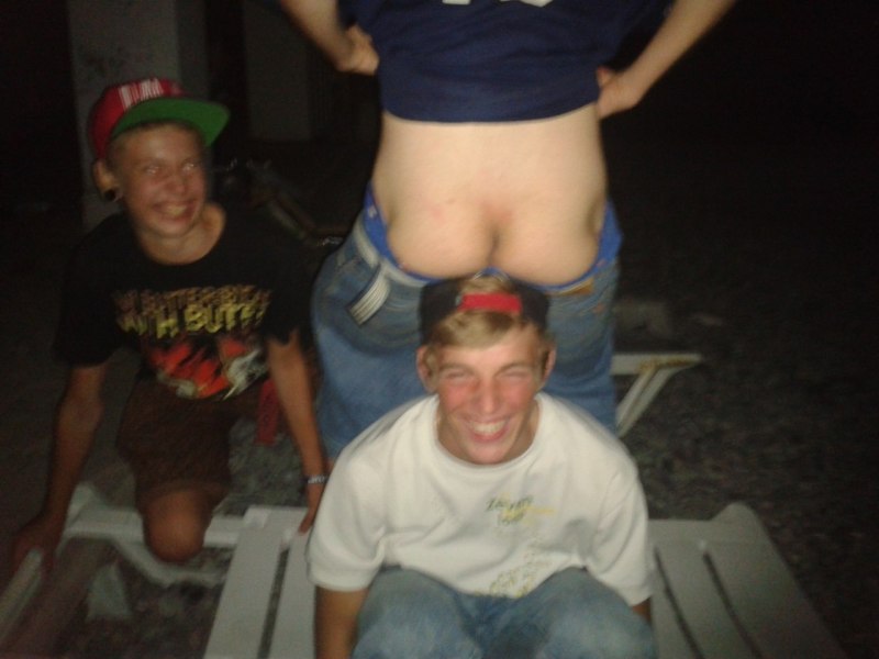 Молодая девушка села на бутылку