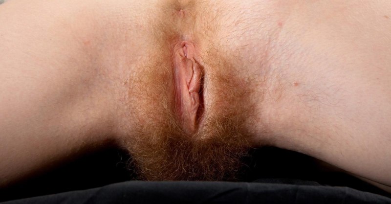 У блондинки волосатое влагалище