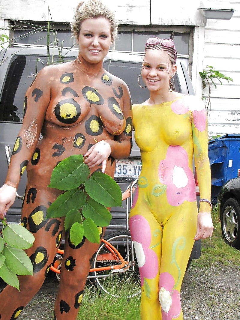 Нудистки боди арт на пляже