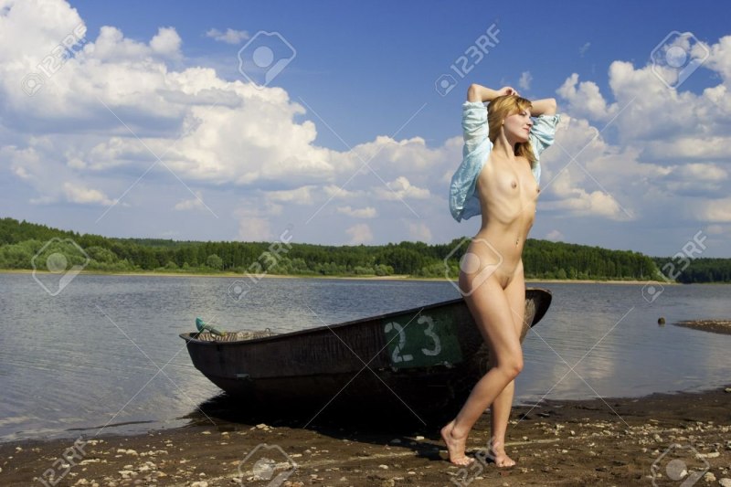 Голые женщины в лодке частное