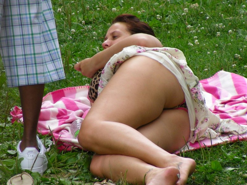 Взрослые дамы на природе без трусов