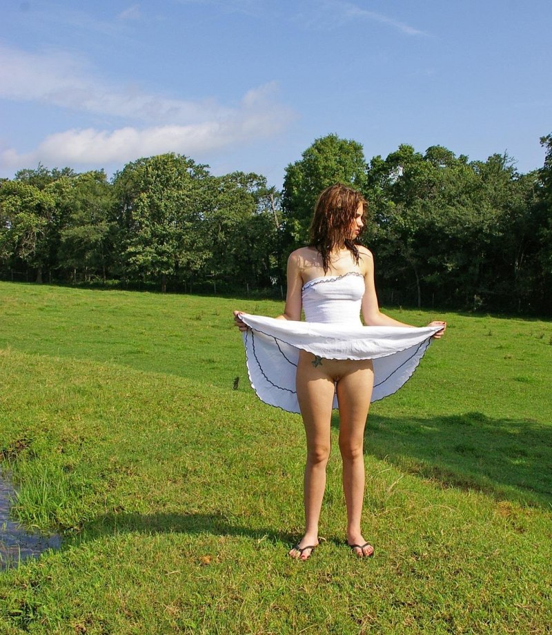 Женские киски на природе