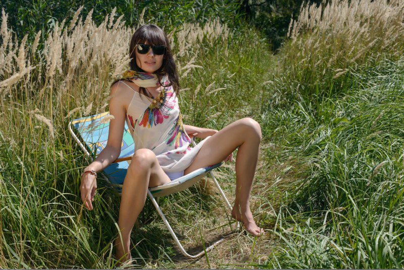 Пухлая в платье без трусов