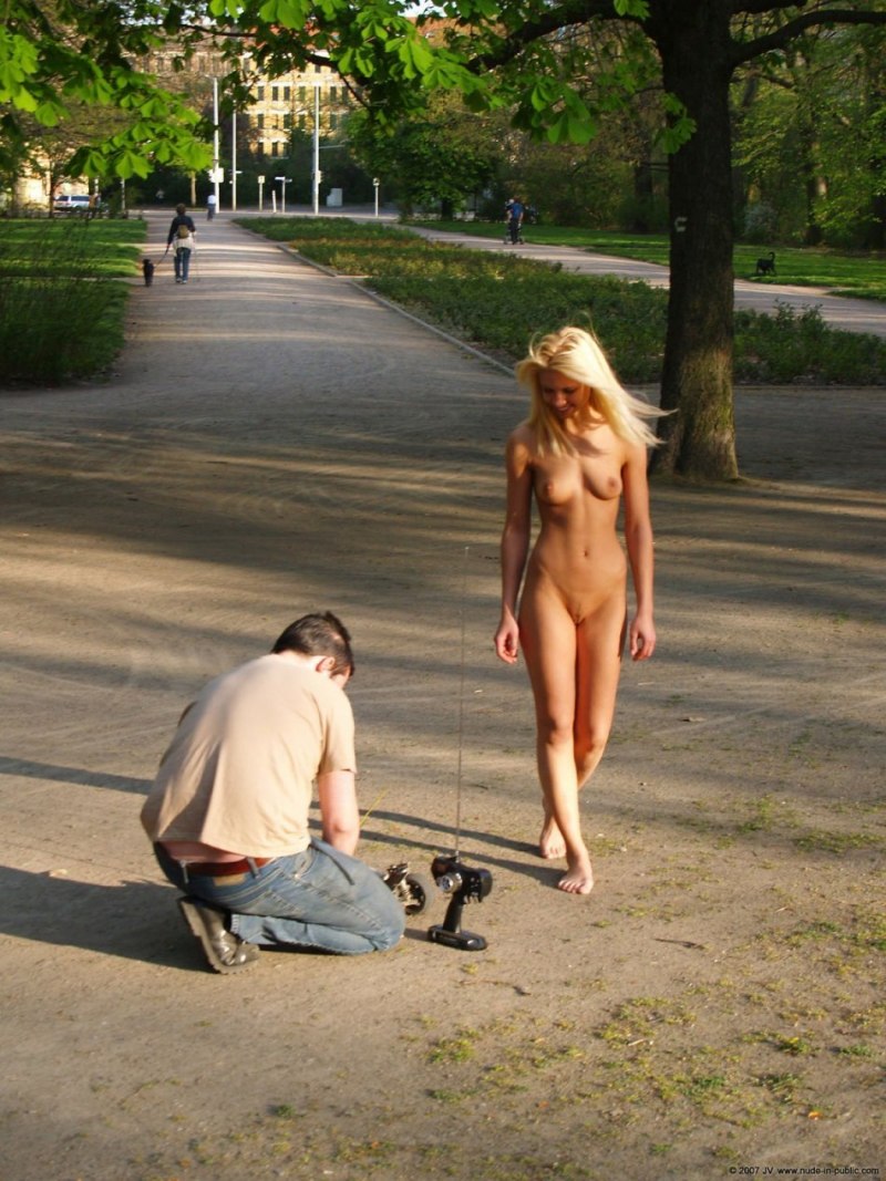 Голая женщина гуляет на улице