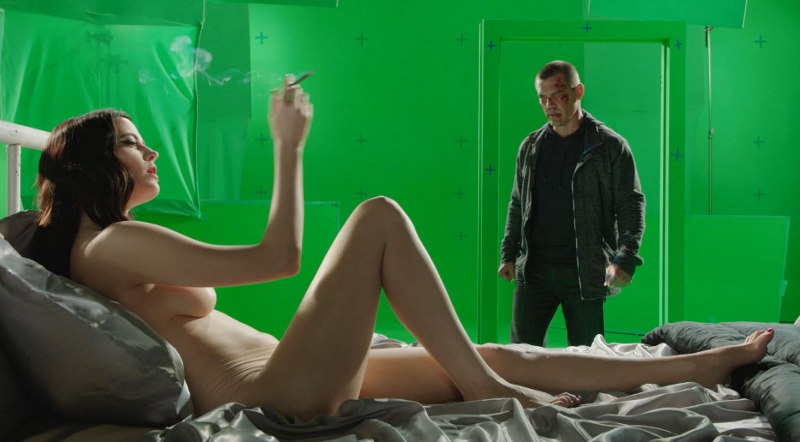 Девушка на зеленом фоне эро