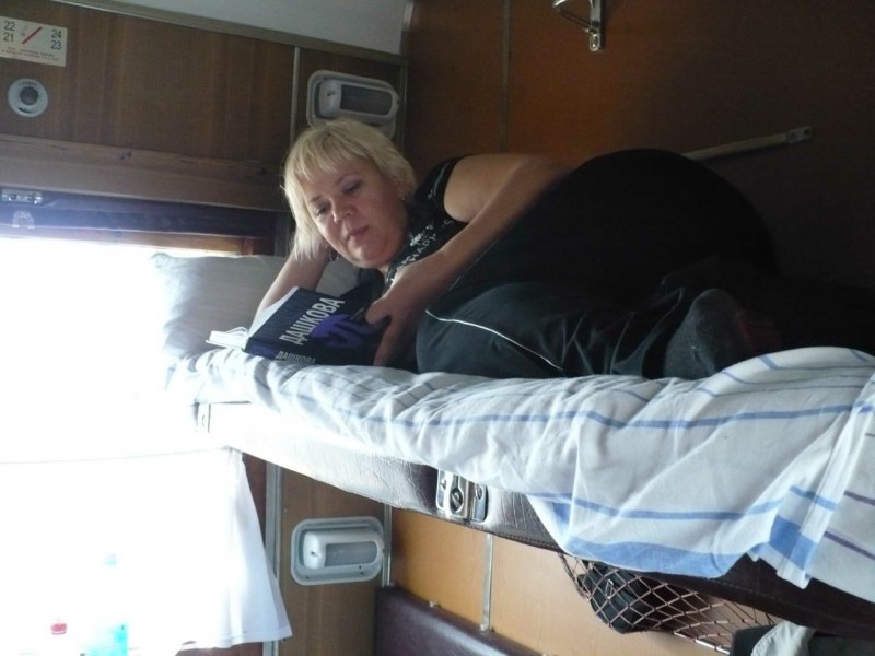 Марго Робби в поезде