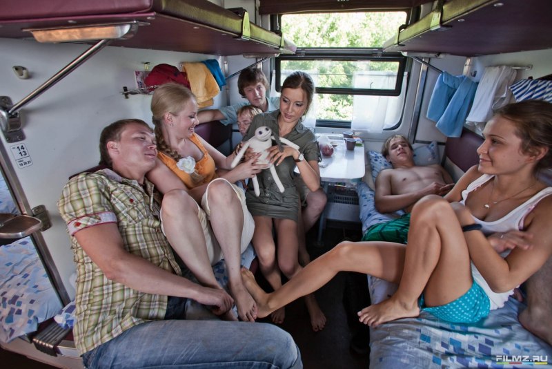 Девушки в поезде плацкарт