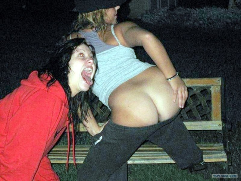 Пьяные голые бабы на улице