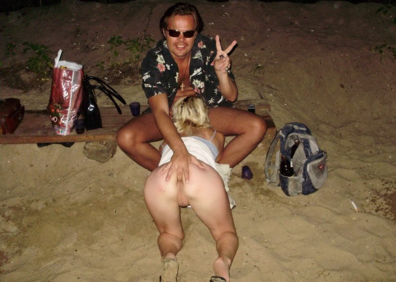 Девушки без трусиков в общественных местах