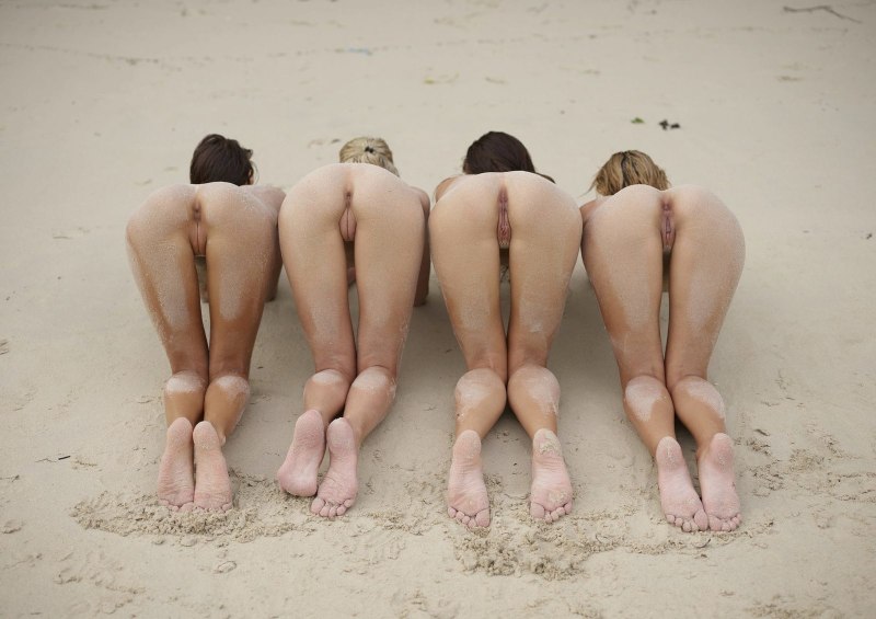 Девушки без трусов на лестнице