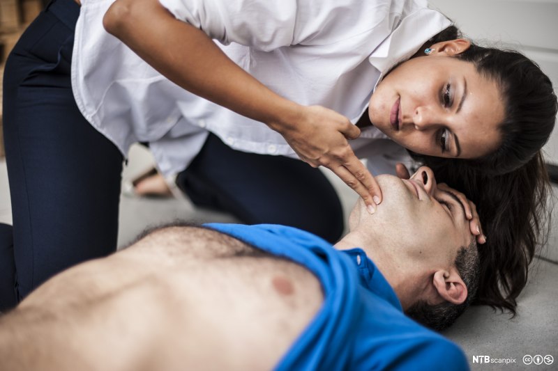 Искусственное дыхание девушке