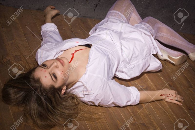Мертвые медсестра, лежа на полу.