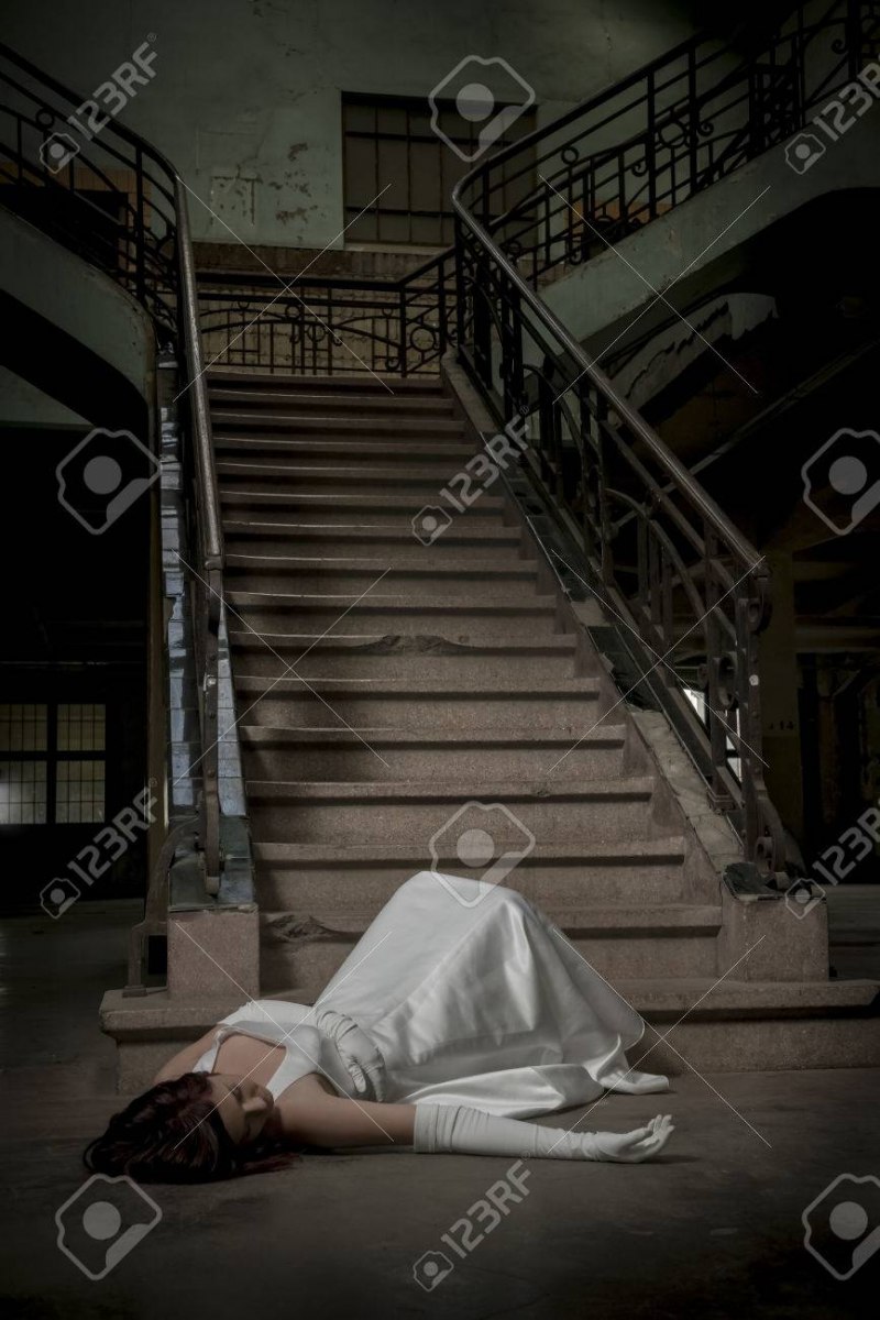 Девушка упала с лестницы