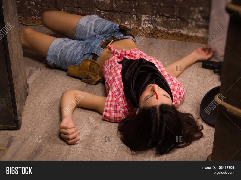 Девушка лежит без сознания