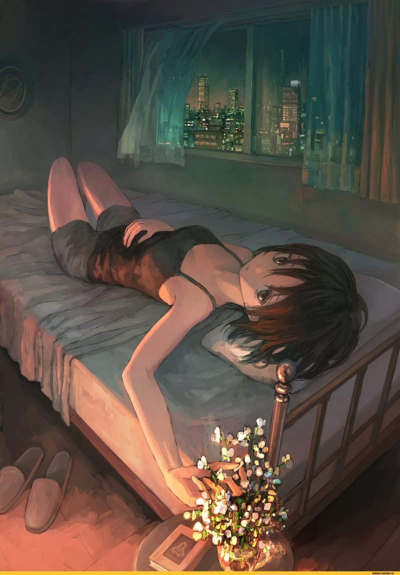 Девушка лежит в лесу