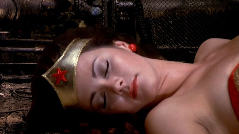 Парень лежит на зрелке