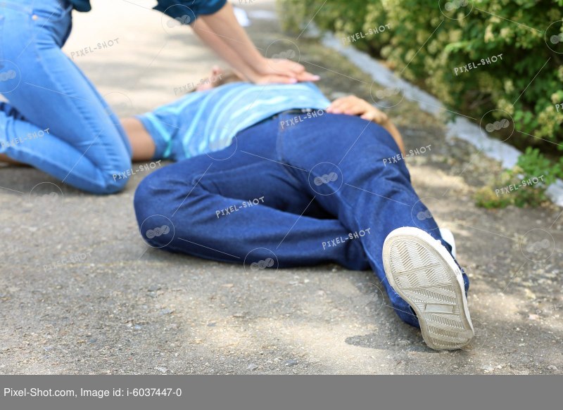 Человек лежит на лестнице