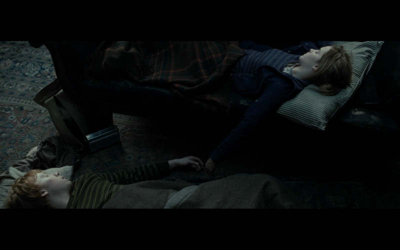 Девушка лежит на траве