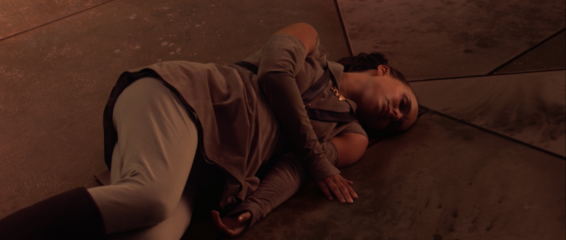 Женщина лежит на полу