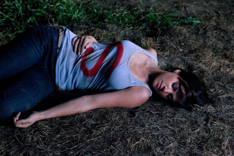 Женщина лежит без сознания