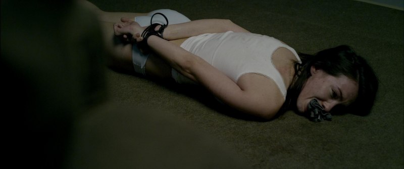 Женщина мертвая лежит на полу